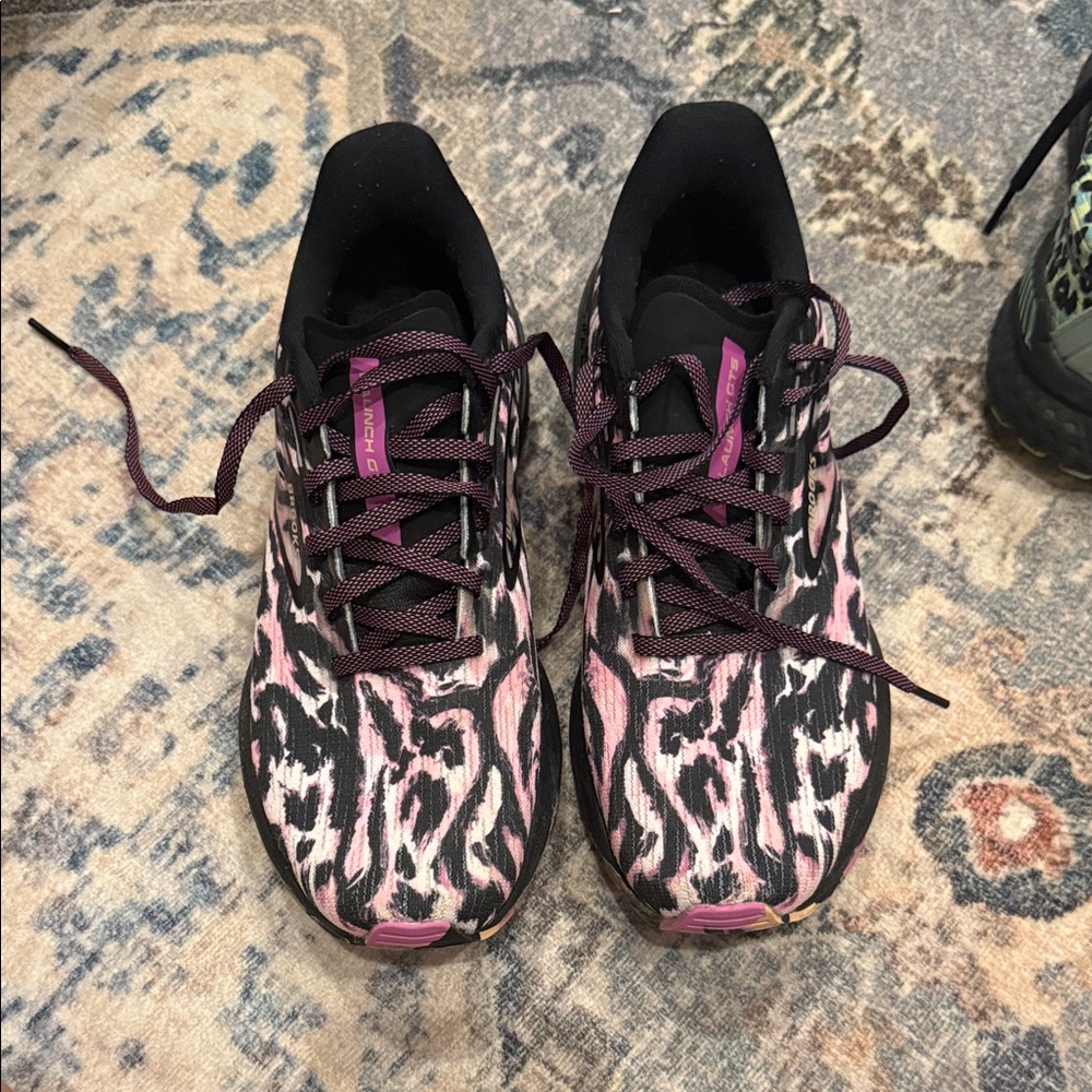 Brooks Women's Black and Pink Athletic Shoes